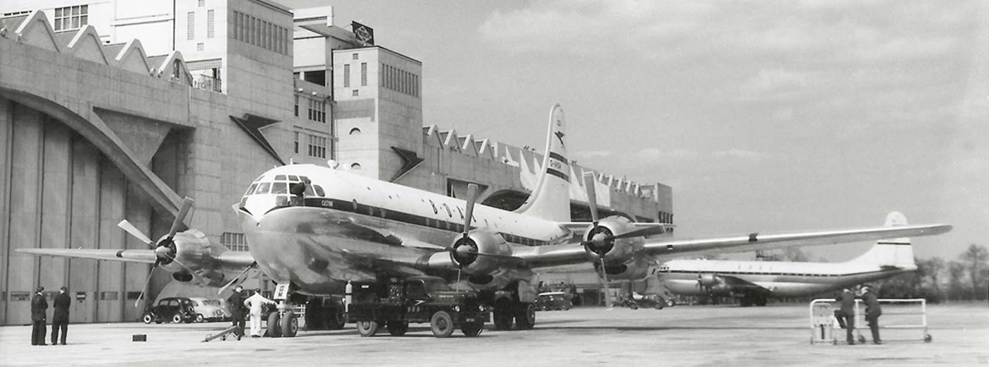 Four engine prop aircraft fueling